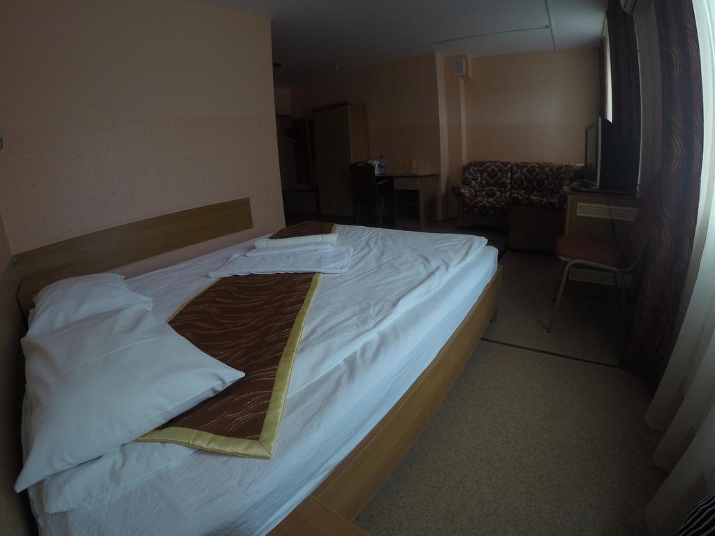 Kurmet Hotel 乌拉尔斯克 客房 照片