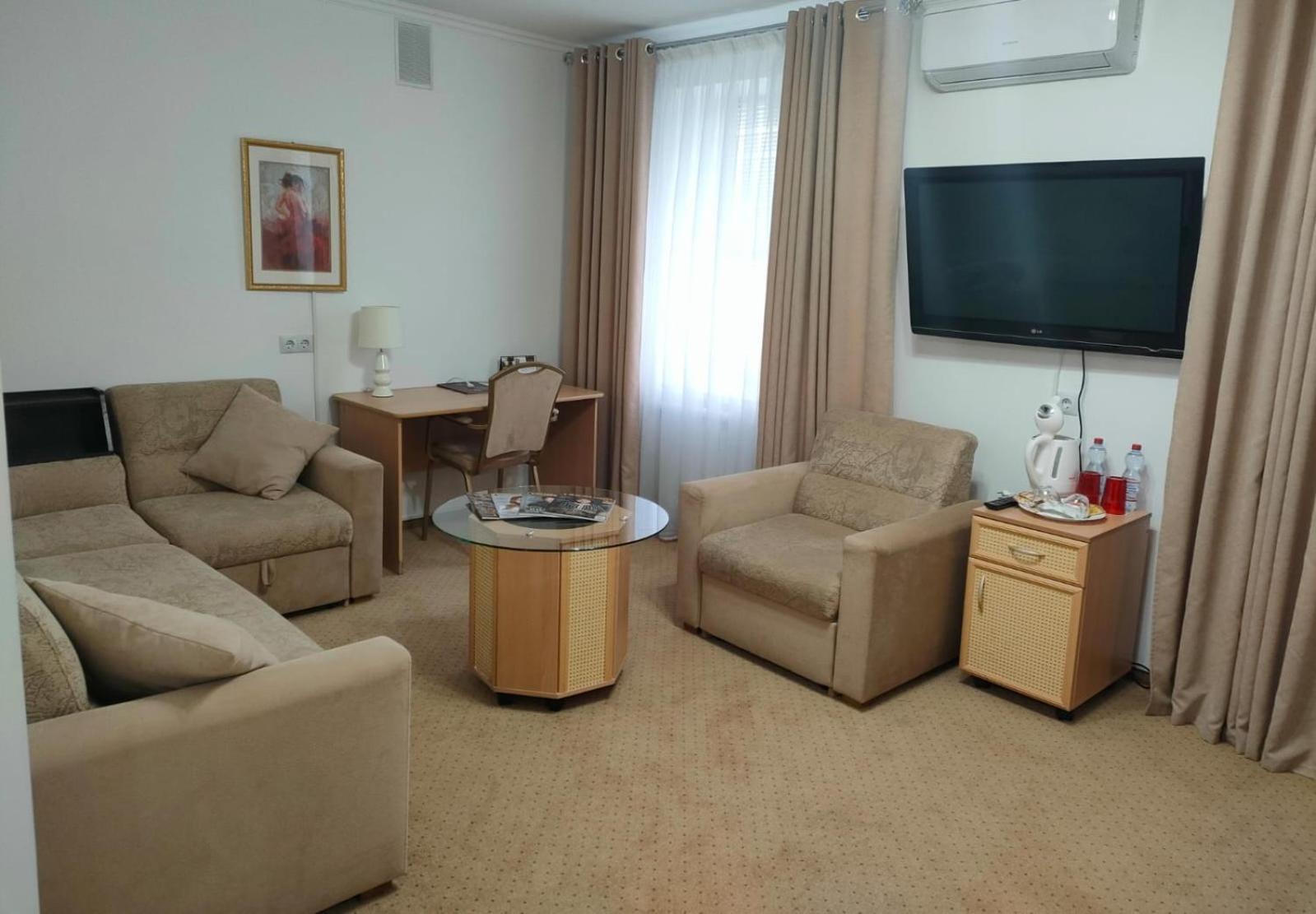 Kurmet Hotel 乌拉尔斯克 外观 照片