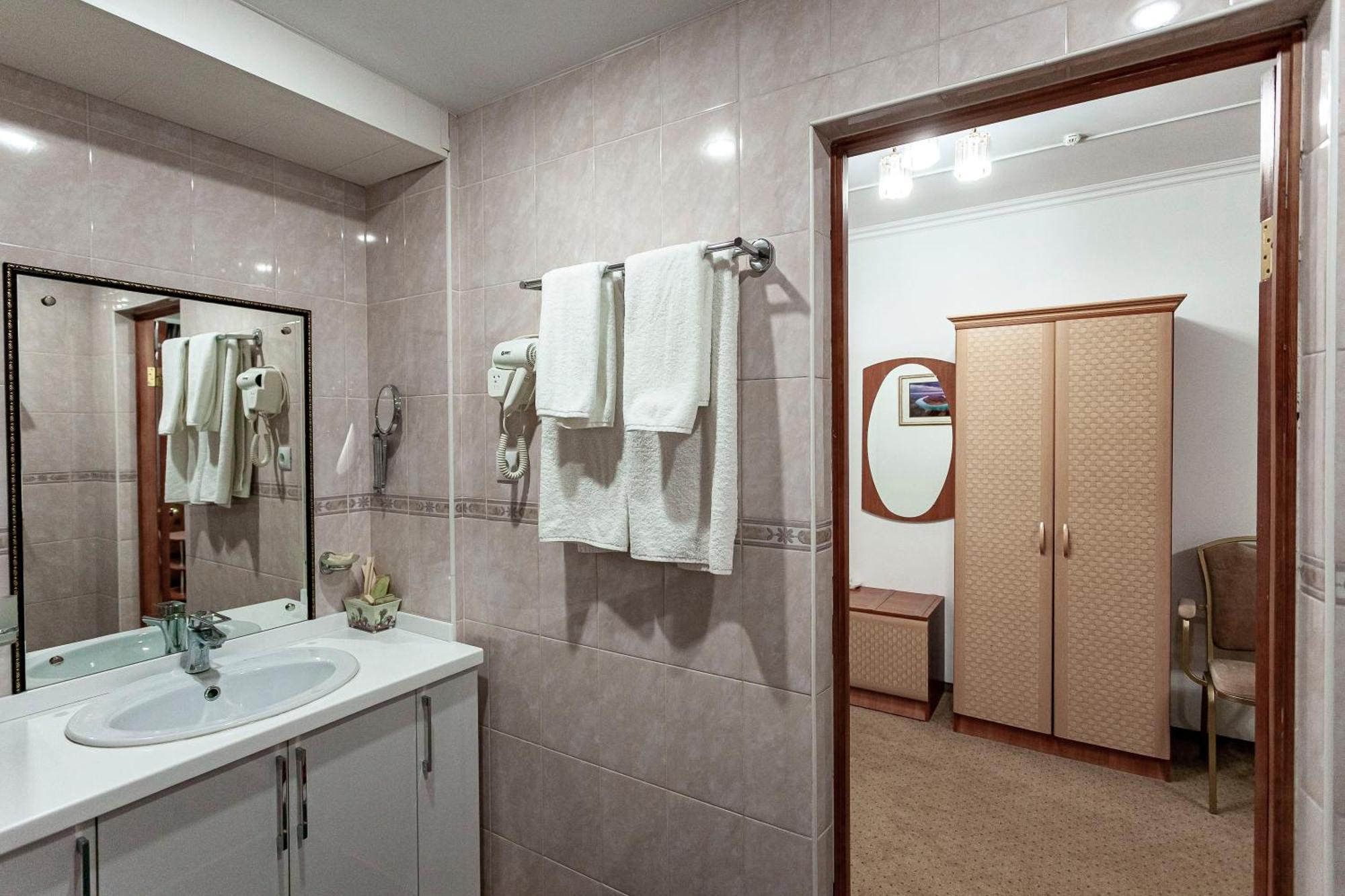 Kurmet Hotel 乌拉尔斯克 外观 照片