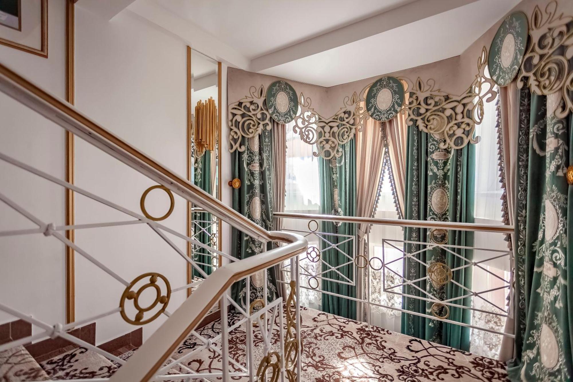 Kurmet Hotel 乌拉尔斯克 外观 照片