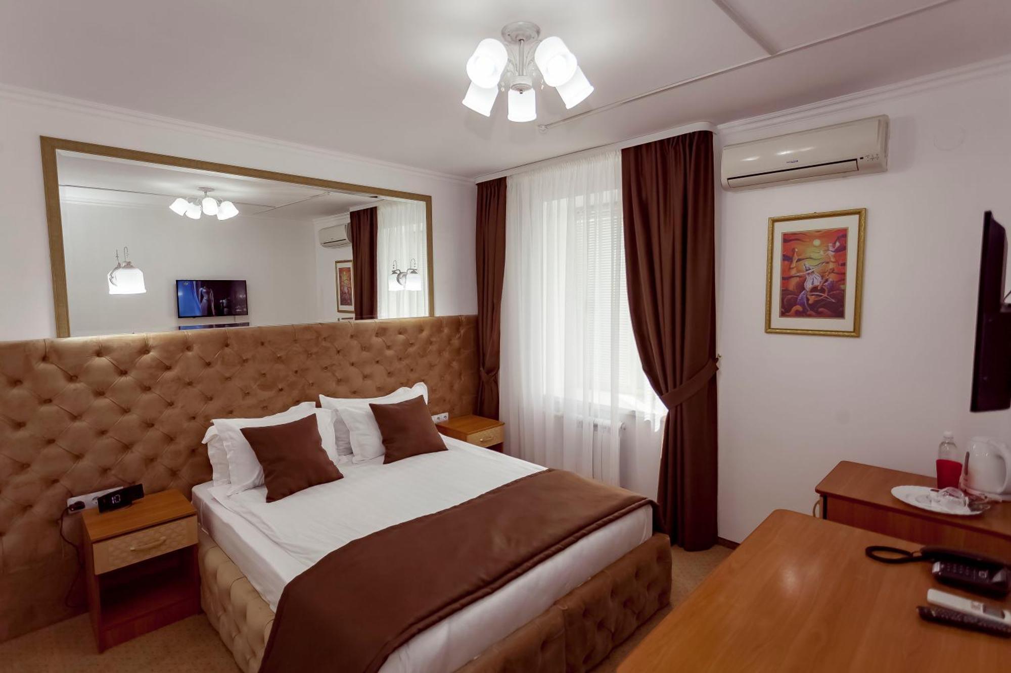 Kurmet Hotel 乌拉尔斯克 外观 照片