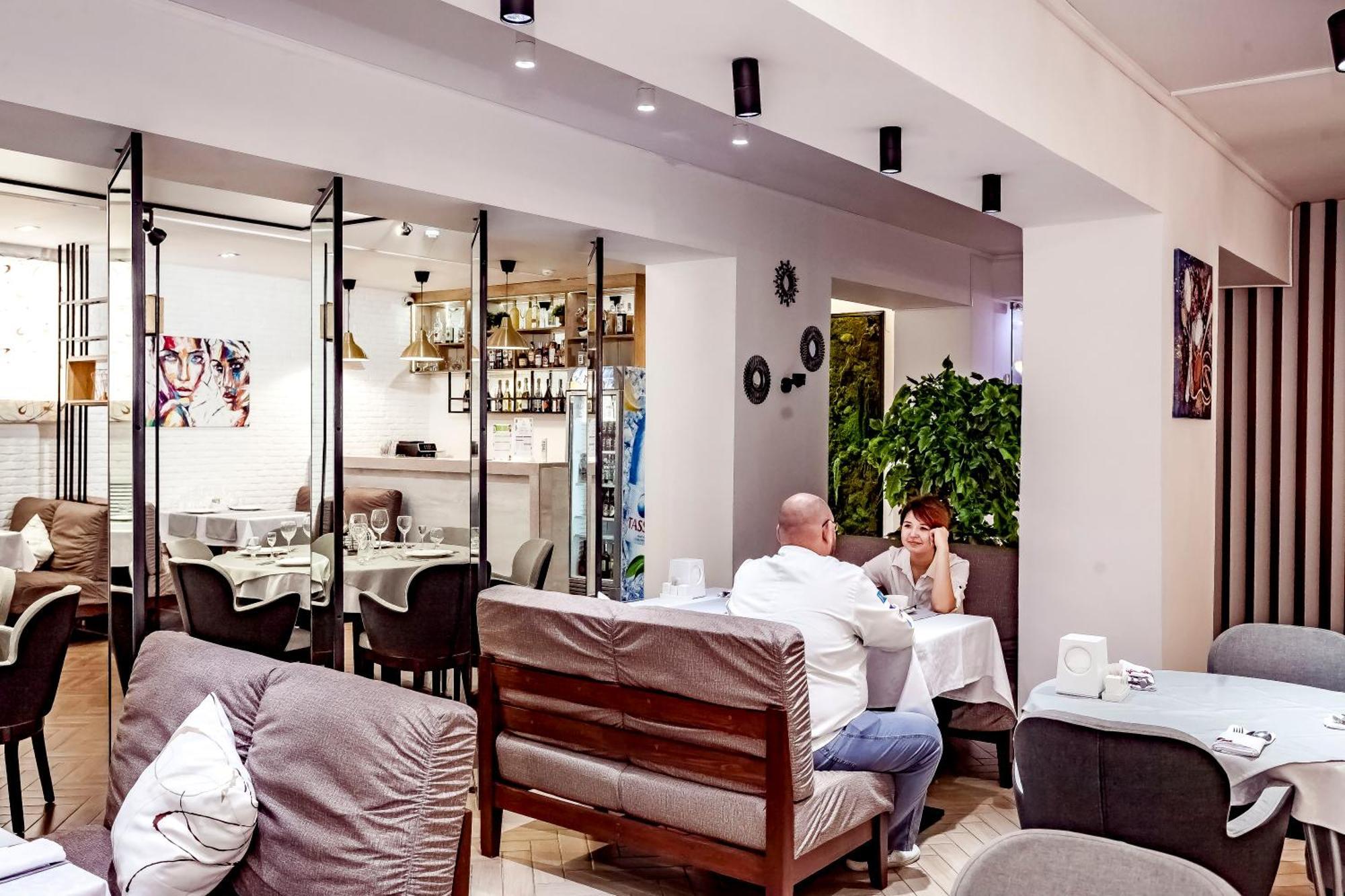 Kurmet Hotel 乌拉尔斯克 外观 照片