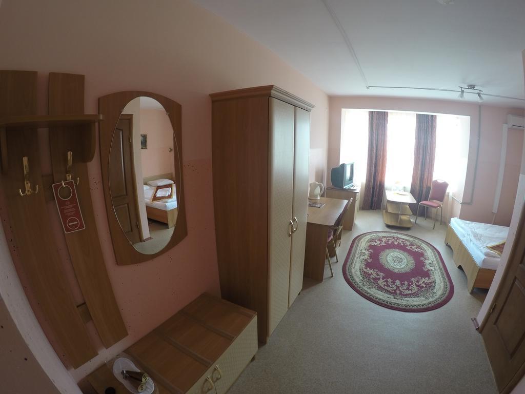 Kurmet Hotel 乌拉尔斯克 外观 照片