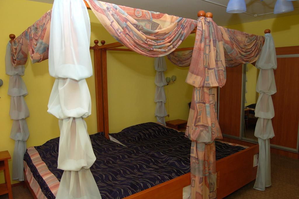 Kurmet Hotel 乌拉尔斯克 外观 照片